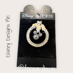 Disney Designs Micky Wreath Pin / Brooch NWT
